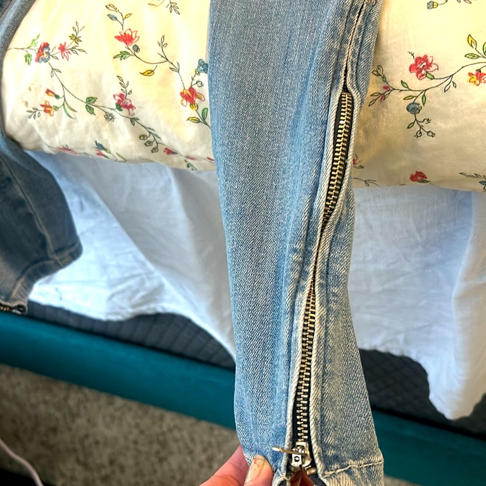 GUESSE Light Wash SKINNY Jeans with Bottom Zippers. - Picture 6 of 9